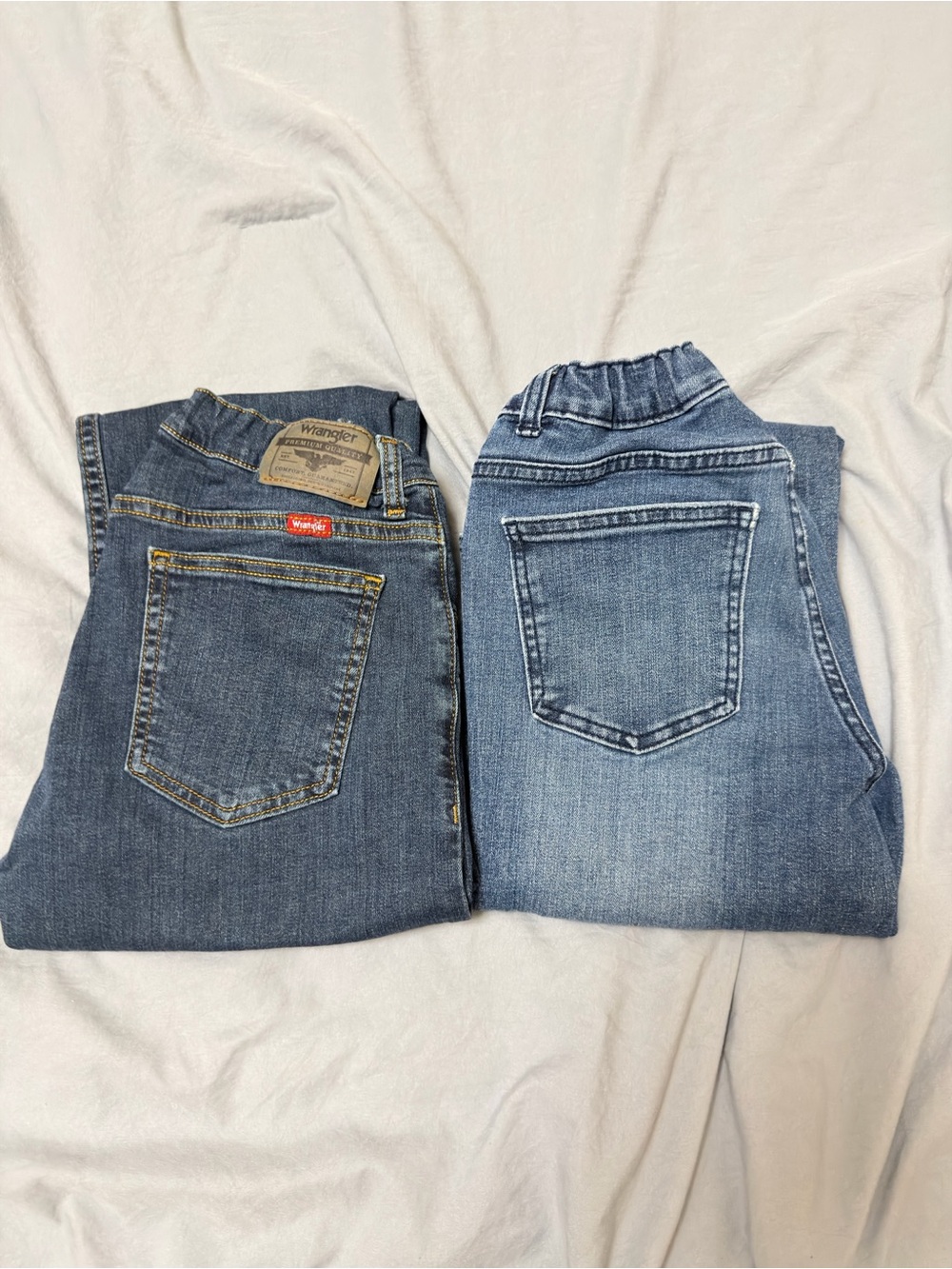 Wrangler Men's Two-Tone Blue Straight Jeans Pair